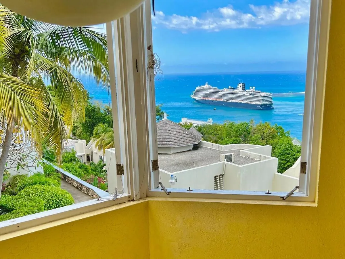 Columbus Heights Hideaway -Stunning Oceanview Condo Ocho Rios Casa de Férias