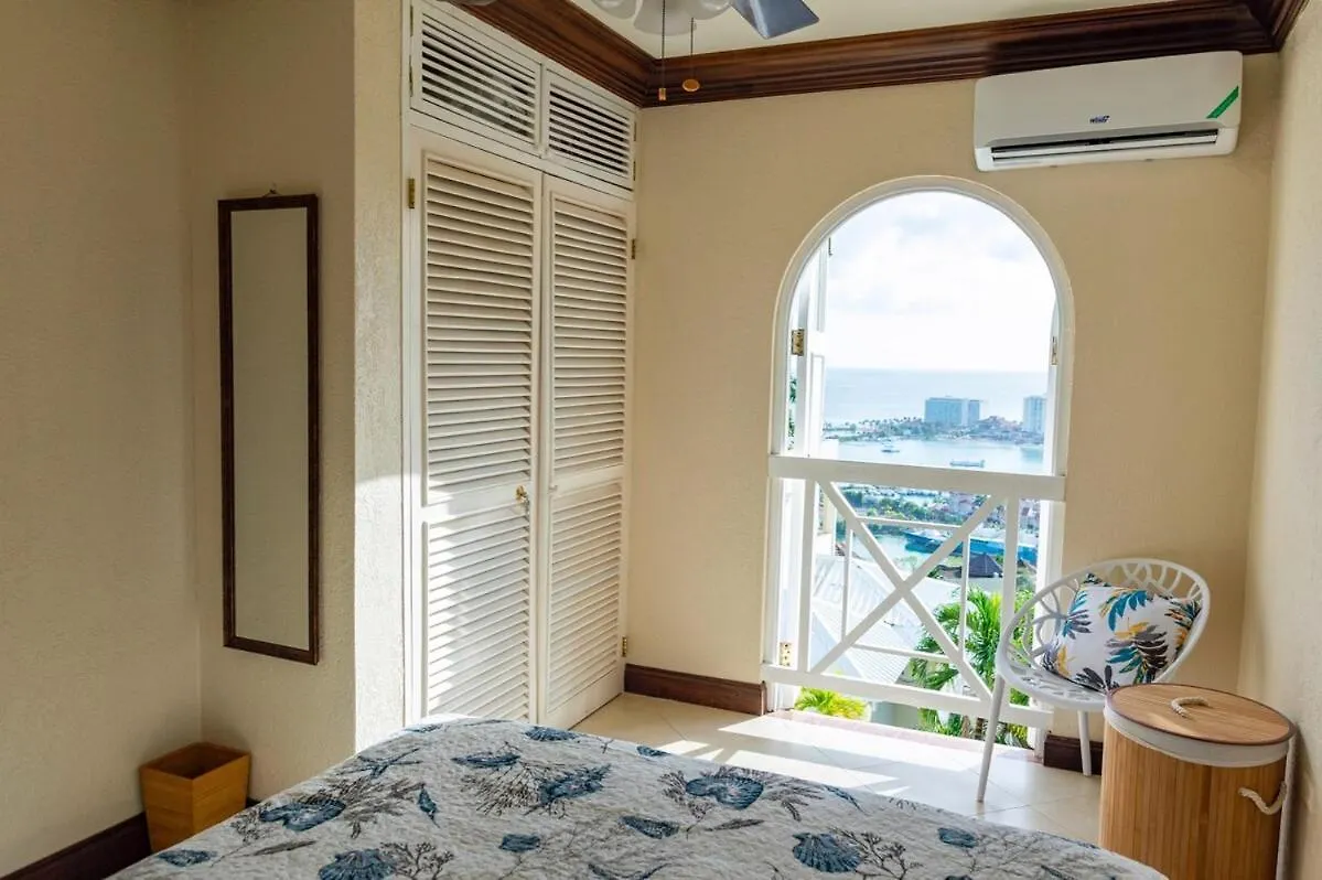 Columbus Heights Hideaway -Stunning Oceanview Condo Ocho Rios Casa de Férias