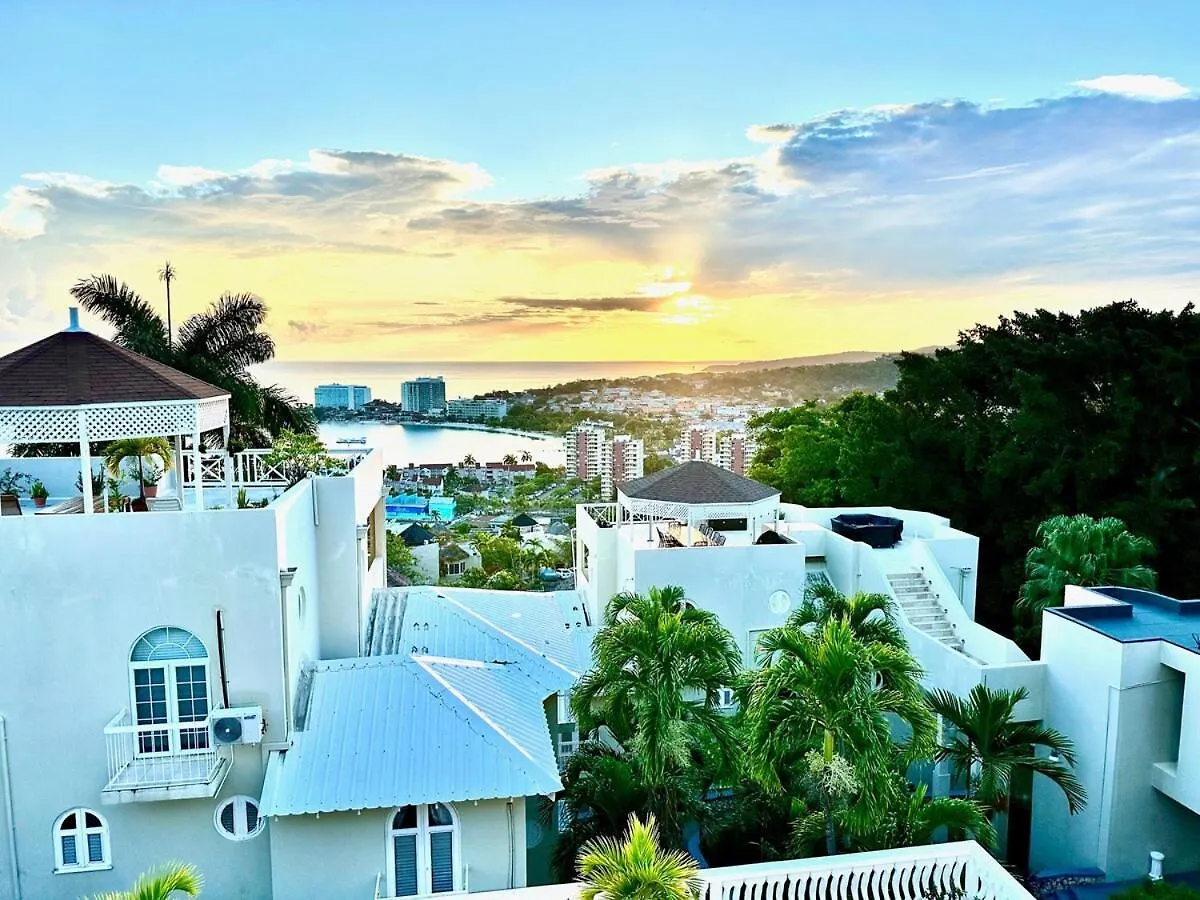 Columbus Heights Hideaway -Stunning Oceanview Condo Ocho Rios Casa de Férias