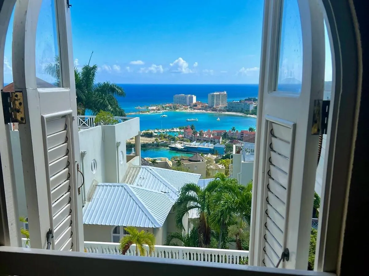 Casa de Férias Columbus Heights Hideaway -Stunning Oceanview Condo Ocho Rios