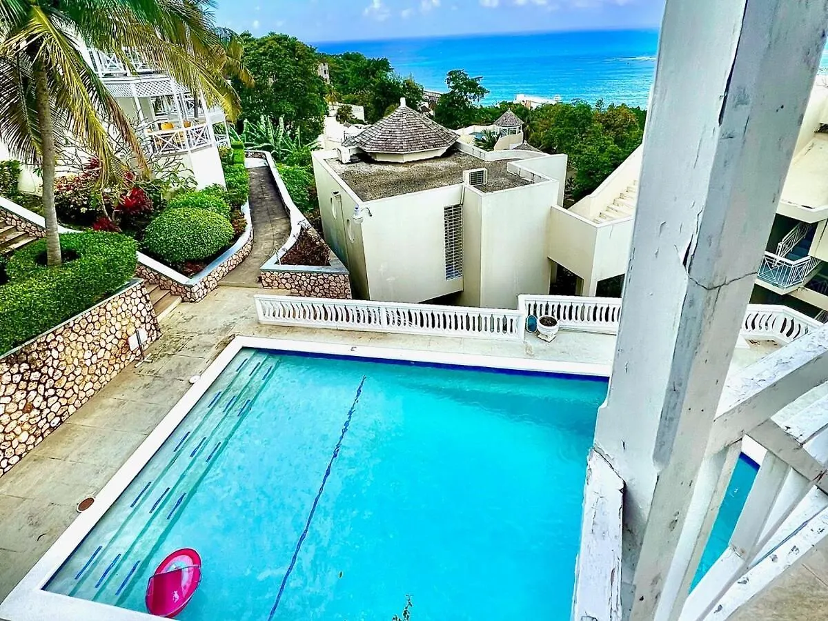 Columbus Heights Hideaway -Stunning Oceanview Condo Ocho Rios Casa de Férias