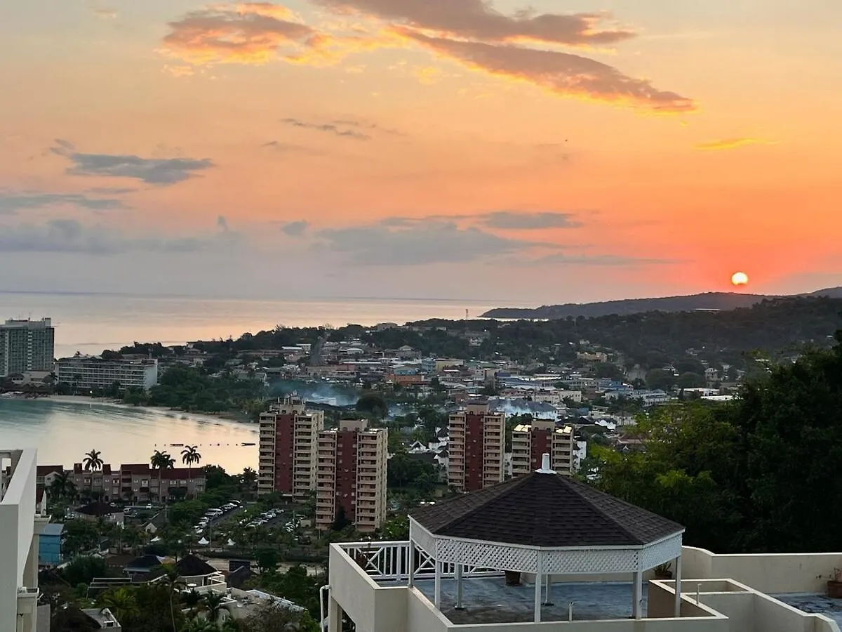 Columbus Heights Hideaway -Stunning Oceanview Condo Ocho Rios